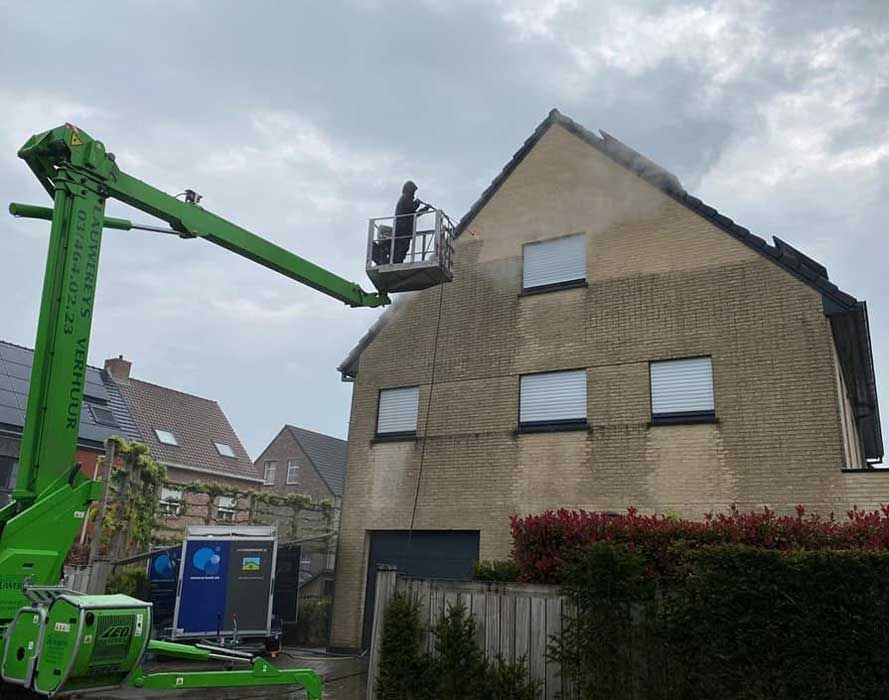 hogedrukreiniging-VOOR gevel tijdens de behandeling